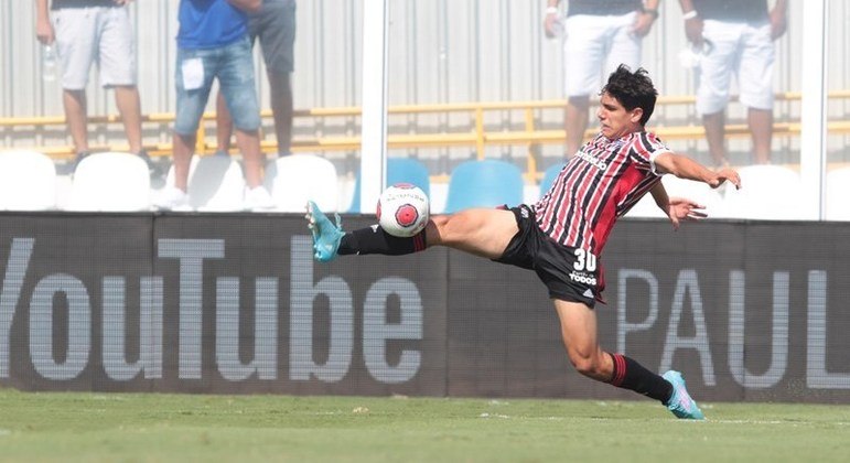 João Moreira fez sua estreia pelo time principal contra o Água Santa no Paulistão