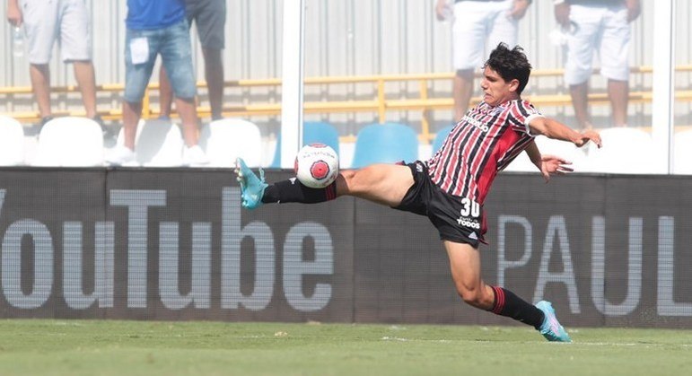 João Moreira fez sua estreia pelo time principal contra o Água Santa no Paulistão