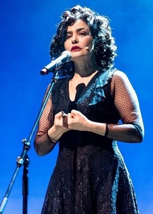 Latícia Sabatella, no palco, como Édith Piaf