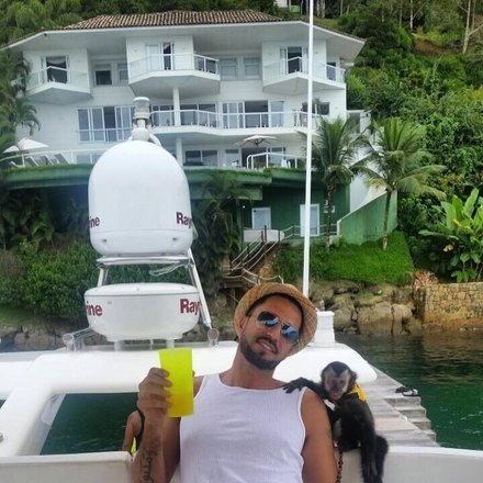 O macaco foi um presente dado a Latino pelo ex-empres&aacute;rio do cantor.&nbsp;&mdash; Ele me disse: 'o que voc&ecirc; quer ganhar de presente?'. Eu disse: 'um macaco'. Ele olhou para a minha cara e estranhou. Porque a Rayanne na &eacute;poca n&atilde;o ia querer filho, e eu j&aacute; tenho filho pra caramba. Ent&atilde;o, disse que o animal iria acabar nos distraindo. S&oacute; que ele achou que o macaco era uma coisa barata, n&atilde;o sabia que um desse custa cerca de 120, 150 mil reais (risos)