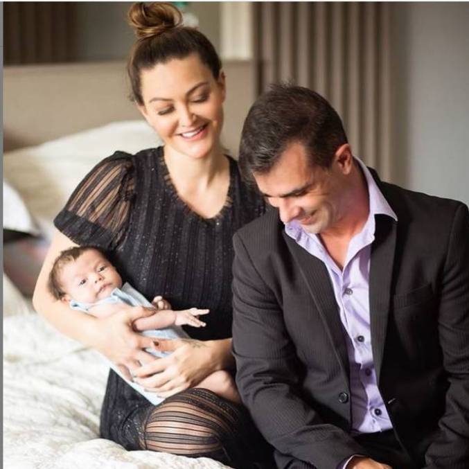 Laura com o filho Jorge Emanuel no colo
