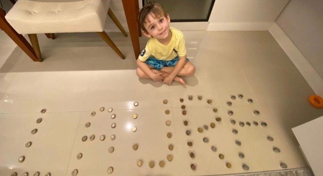 Pedro homenageia Laura com suas moedas retiradas do cofrinho