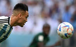 Lautaro Martinez olha fixamente para a bola na partida entre Argentina e Arábia Saudita