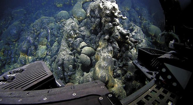 Ao esfriar, a lava assume formas que parecem acolchoadas, como almofadas