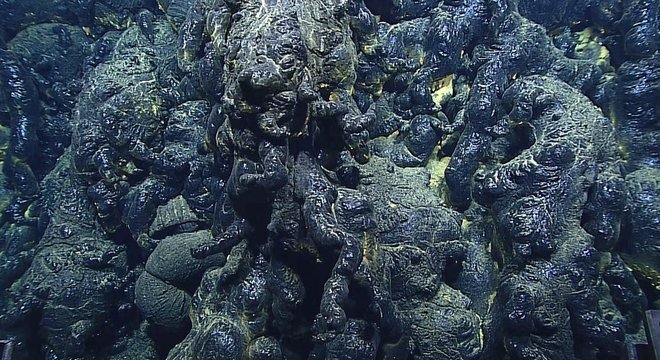 A lava submarina também tem aspecto de vidro