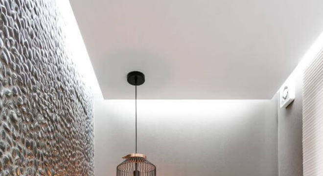 Lavabo moderno com iluminação do pendente preto