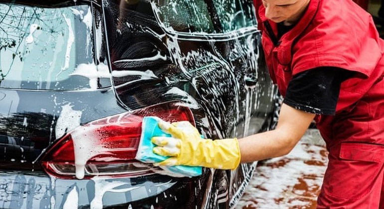 Lavagem e enceramento manual ajudam a proteger o carro dos raios solares