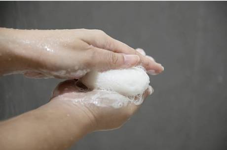 Lavar as mãos é essencial para prevenir o novo  coronavírus