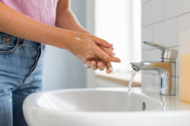Higiene das mãosEm casa ou na rua, manter as mãos limpas antes de comer é fundamental para evitar que bactérias nocivas sejam levadas da pele para a boca. A regra vale também durante o preparo de alimentos. 