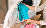 4. Lave as roupas antes de usá-lasPeças de roupas, inclusive de cama, guardadas há muito tempo precisam ir para a máquina de lavar antes de serem usadas. Elas acumulam micro-organismos que podem fazer mal à saúde