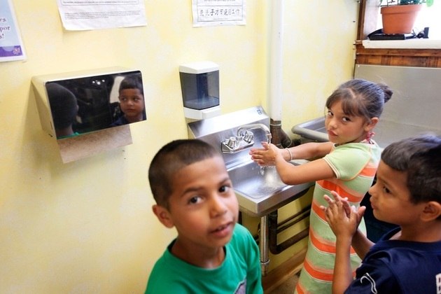 crianças lavando as mãos
