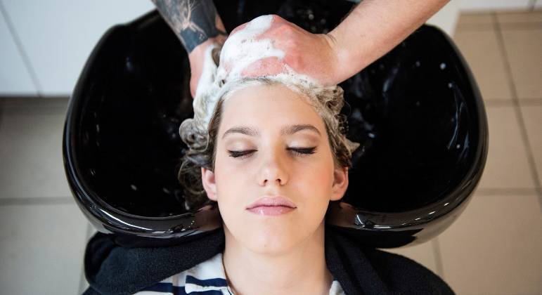 Especialistas indicam lavar os cabelos só duas vezes por semana, para evitar ressecamento