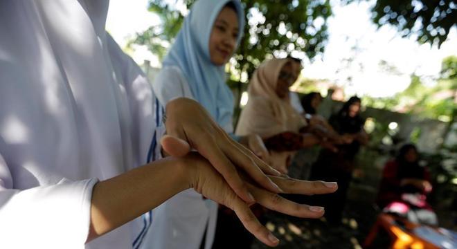 Enfermeiras ensinam a população a lavar as mãos corretamente na Indonésia
