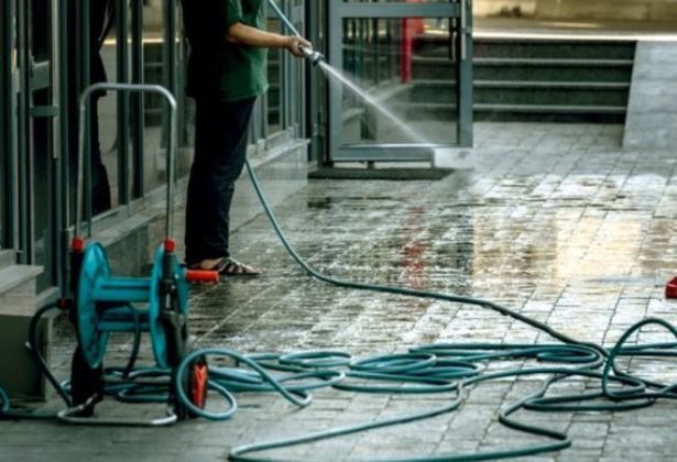 5. Para lavar a calçada, evite usar mangueiras, prefira varrer com uma vassoura