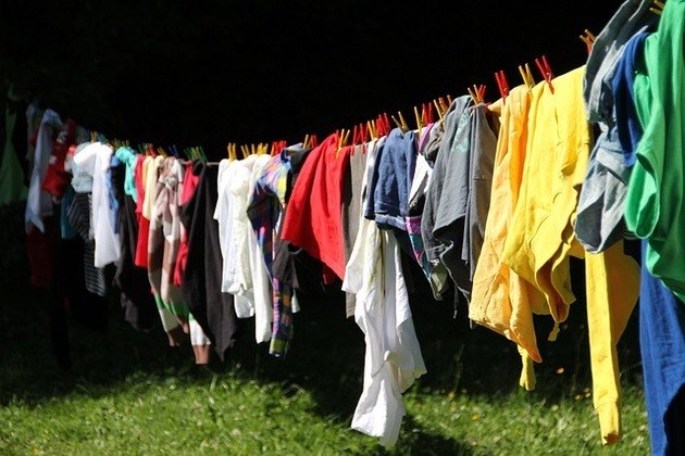 9. Ao lavar roupas no tanque, deixe a torneira fechada enquanto ensaboa e esfrega a roupa