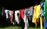  9. Ao lavar roupas no tanque, deixe a torneira fechada enquanto ensaboa e esfrega a roupa