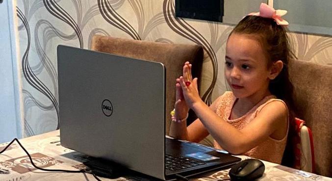 Lavínia Alves, de 5 anos, assistiu aulas virtuais por oito meses