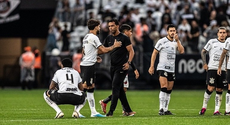 Lázaro cumprimenta os jogadores após derrota para o Ituano