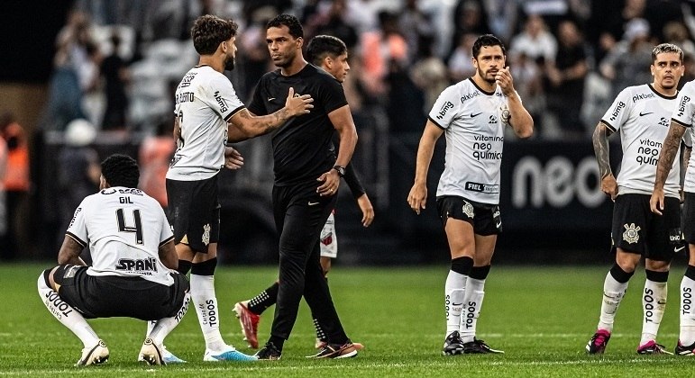 Jogadores do Corinthians depois da eliminação nas quartas de final do Paulistão