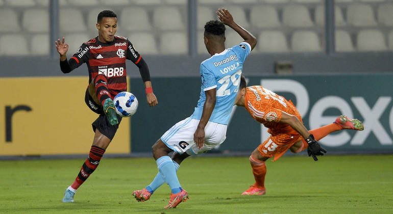 Lázaro, do Flamengo, em lance contra o Sporting Cristal, do Peru, pela Libertadores 2022