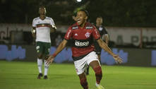 Sob olhares de Paulo Sousa, garotos do Flamengo vencem a Portuguesa