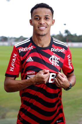 Lázaro posa com o novo terceiro uniforme do Flamengo.