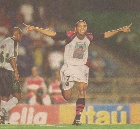 Lê - Copa Mercosul 1999 - O atacante marcou o último gol do Flamengo no empate por 3 a 3 contra o Palmeiras, no Palestra Itália, na final da competição continental. O clube da Gávea garantiu o troféu com o resultado.