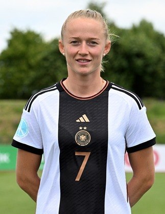 Lea Schuller, da Alemanha, divide a posição de atacante com Popp e é outro forte nome da equipe. Considerada uma promessa do país, a atleta de 25 anos foi consagrada como a melhor jogadora da Alemanha em 2021. Nos jogos de Eliminatórias, Schuller marcou 11 gols em sete gols e ela mesma afirma que ainda pode ser mais explorada