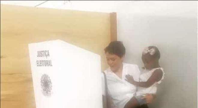 leandra leal votando