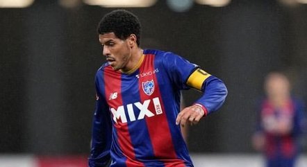 Leandro chegou a ser o capitão do FC Tokyo; hoje, meia-atacante discute sua volta ao Brasil