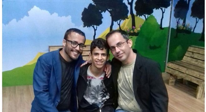 Leandro (à esquerda) e Edmundo Negri, com José: Menino de 14 anos está sendo adotado pelo casal após sua foto ter sido postada no Facebook