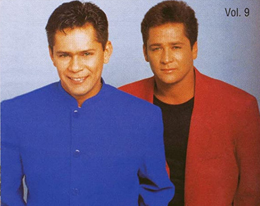 Leandro e Leonardo eram irmãos, assim como Sandy e Junior. Goianos, cantaram sertanejo de 1983 a 1998, quando o primeiro morreu por conta de um câncer. Hoje, Leonardo está com 59 anos e tem carreira solo. 