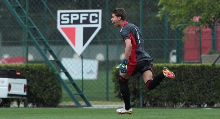Leandro comemorou muito o primeiro gol de sua carreira