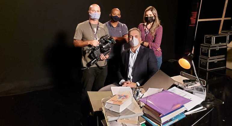 Leandro Stoliar e integrantes de nova série especial do 'Jornal da Record'