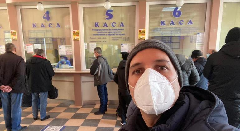 Leandro Stoliar na estação de trem de Zaporizhzya, na Ucrânia; passagens somem como mágica 