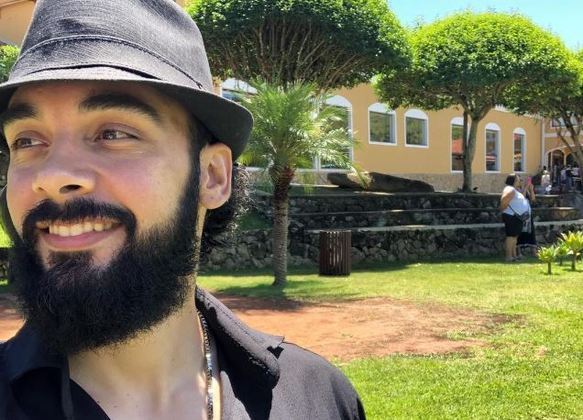Leandro tinha um escritório de contabilidade. Quando foi encontrado pela mãe e o irmão, o corpo do empresário tinha marcas de agressão, além de uma perfuração, que a polícia não soube dizer se foi causada por um disparo de arma de fogo