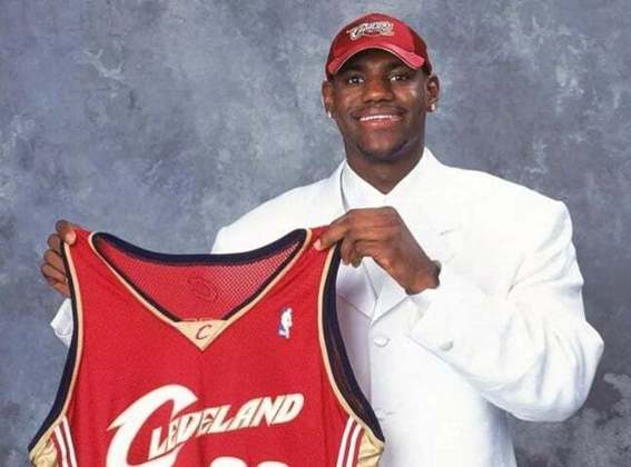 LeBron foi selecionado na primeira escolha do Draft da NBA de 2003 pelo Cleveland Cavaliers, equipe do seu estado natal, Cleveland.