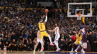 Conheça o torcedor que não filmou o recorde de pontos de LeBron James ( NBAE / GETTY IMAGES / GETTY IMAGES VIA AFP - 07.02.2023 )