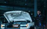 Após fazer um bico de garoto-propaganda da GMC, famosa marca de carros dos EUA, LeBron James finalmente recebeu sua nova picape elétrica GMC Hummer EV de 1.130 cavalos. Por se tratar de uma picape, nem poderíamos imaginar que o veículo se iguala a uma Ferrari! Confira