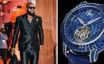 5. Lebron JamesO astro da NBA tem 157 milhões de seguidores e ganha R$ 4,2 milhões com cada postagem. Sempre na beca e ostentando relógios caros, Lebron poderia comprar um dos 18 exemplares de uma edição limitada que tem 424 safiras azuis e diamantes brancos e custa cerca de R$ 4 milhões