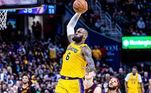 LeBron James, o King James, tem 37 anos e é considerado um dos maiores jogadores de basquete de todos os tempos. Nos Lakers desde 2013, o ala tem 223 partidas pelo time e acumula mais de 6.024 pontos