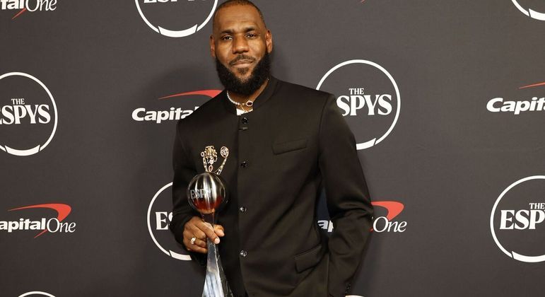 Jogador mais velho a conquistar um prêmio de MVPPelos bons números que colecionou na última temporada, LeBron não faturou o MVP, mas teve números similares ou até superiores aos de quando ele foi ganhou o prêmio. Ele já recebeu quatro vezes a honraria (em 2009, 2010, 2012 e 2013) e, caso vença mais um, ele se tornará o mais velho jogador a receber o prêmio