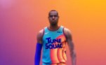O novo design da camisa é completamente diferente da usada por Jordan. Desde o logo do Tune Squad até as cores, passando pelo 'patrocínio' na camisa, que estampa a marca de 'King James'