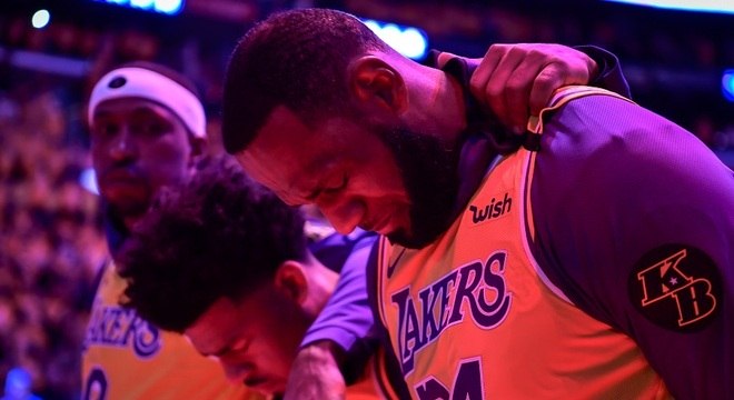 Lebron James e demais jogadores em primeiro jogo após morte de Kobe