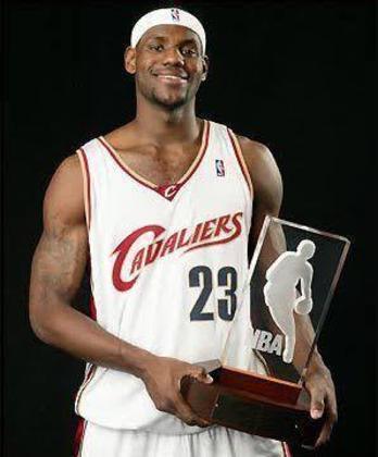 LeBron James foi direto da escola para a NBA, onde foi a primeira escolha do Draft de 2003. O King James foi o melhor calouro em sua temporada de estreia com médias de 20.9 pontos, 5.9 assistências, 5.5 rebotes e 1.6 roubos de bola por jogo. 