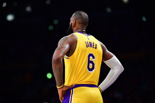 Mais minutos jogados na história da ligaFicar no banco de reservas não é uma opção que agrada a LeBron James. Ele é o terceiro atleta com mais tempo jogado e
precisa de 