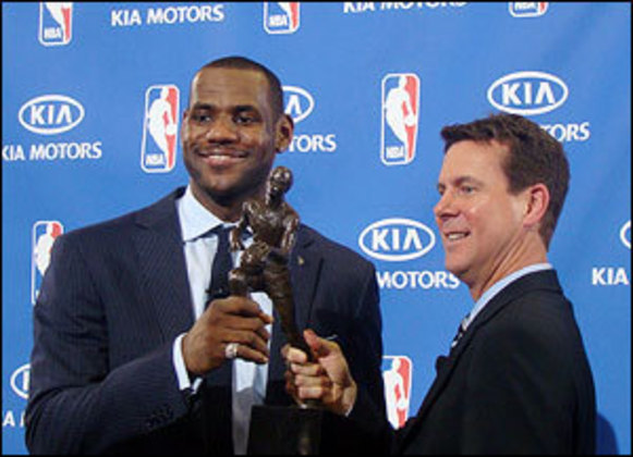 LeBron James soma quatro prêmios de MVP (Jogador Mais Valioso). Ele faturou a premiação em 2009, 2010, 2012 e 2013. 