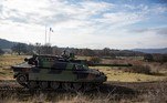 O presidente da França, Emmanuel Macron, que se colocou como mediador do conflito no início da guerra, disse que ainda não se decidiu sobre o envio dos tanques Leclerc, apesar de ter acatado a decisão alemã sobre o envio dos Leopard