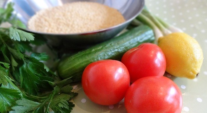 Deixar alimentos de molho no bicarbonato de sódio ajuda a minimizar resíduos