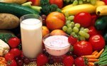 O consumo de fibras também tem papel importante na integridade da parede intestinal, que, segundo a nutricionista, é chamada de sistema imune inato. Para aumentar o consumo de fibras, vale apostar em verduras cruas, sementes como as de chia e de linhaça, mamão e iogurte 